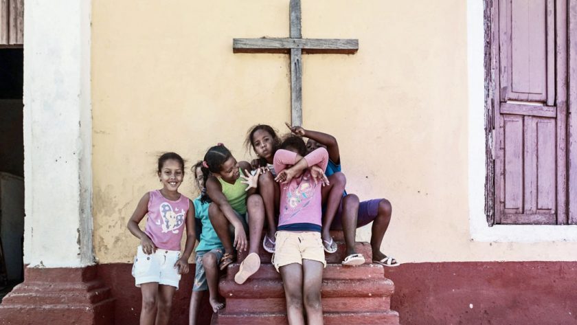 十字架と子供たち
