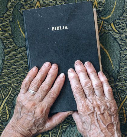 聖書と高齢者の手